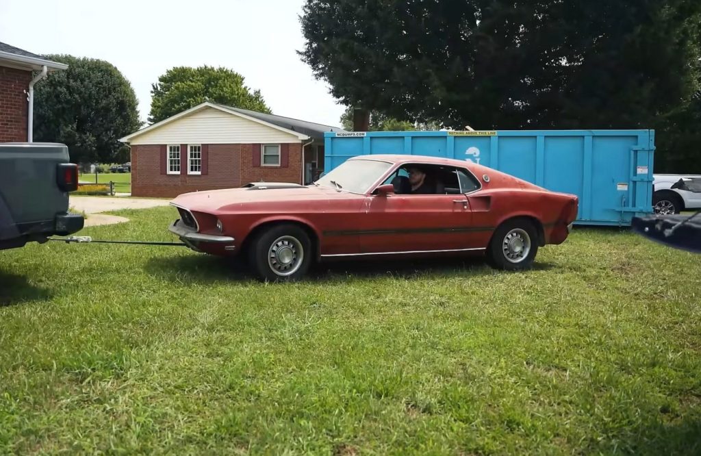 Ці Ford Mustang 30 років простояли в покинутому гаражі, тепер на них чекає нове життя (ВІДЕО) 1