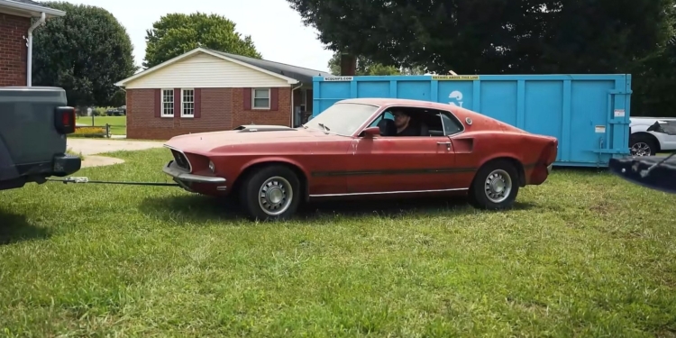 Ці Ford Mustang 30 років простояли в покинутому гаражі, тепер на них чекає нове життя (ВІДЕО)