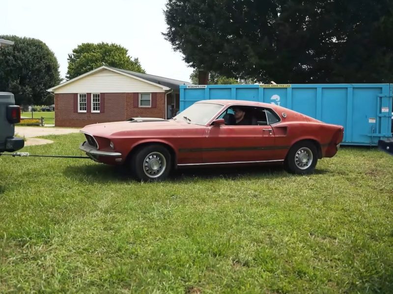 Ці Ford Mustang 30 років простояли в покинутому гаражі, тепер на них чекає нове життя (ВІДЕО)