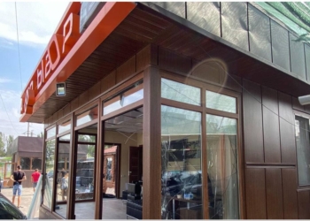 Наслідки чергового обстрілу Миколаєва – одна людина поранена, ракета попала в водопровід (ФОТО)