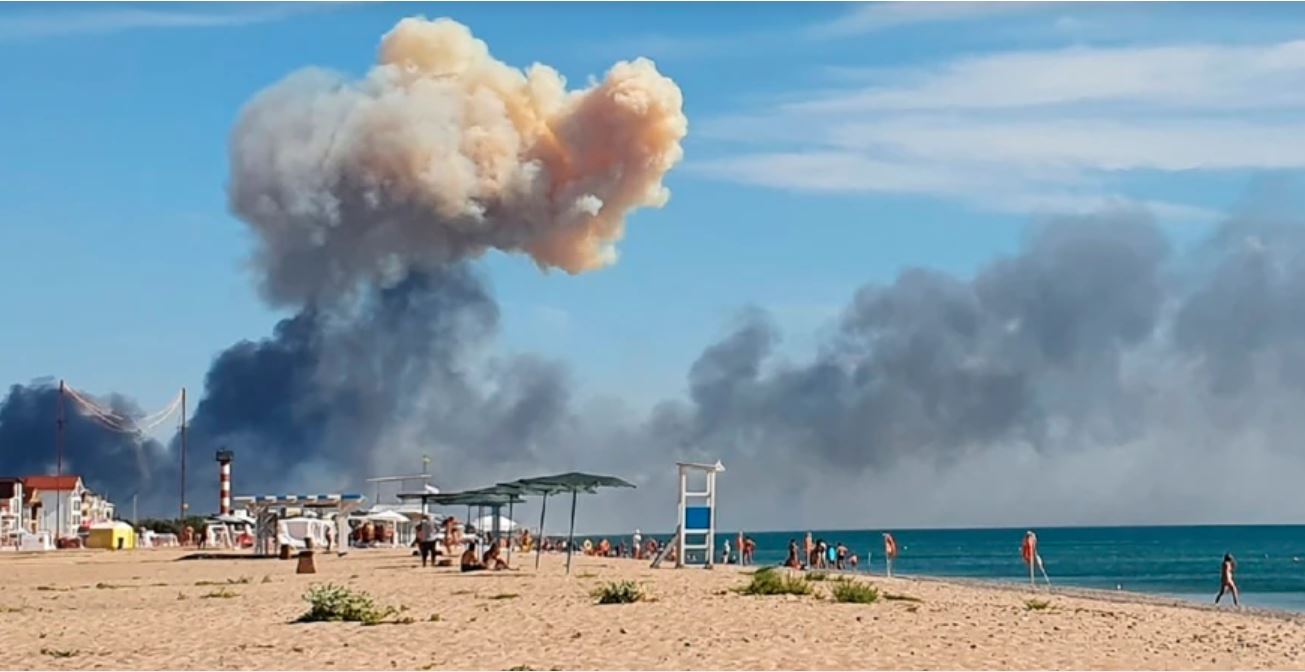 Понад 60 багатоповерхівок пошкоджено внаслідок вибухів на військовому аеродромі в Криму