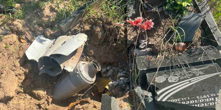 Пожежі після обстрілів гасили на Миколаївщині. Горіло й з інших причин, а також не розминулися фури (ФОТО)