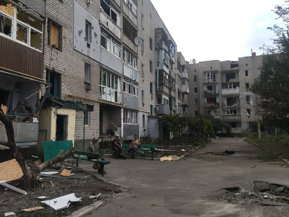Внаслідок обстрілів Миколаєва та області горіли багатоповерхівка і гараж (ФОТО) 3
