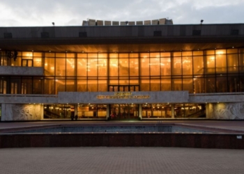 Рашисти можут вдарити по Одеському театру музкомедії – заявили, що на його даху ПЗРК. Міськрада показала, що там (ВІДЕО)