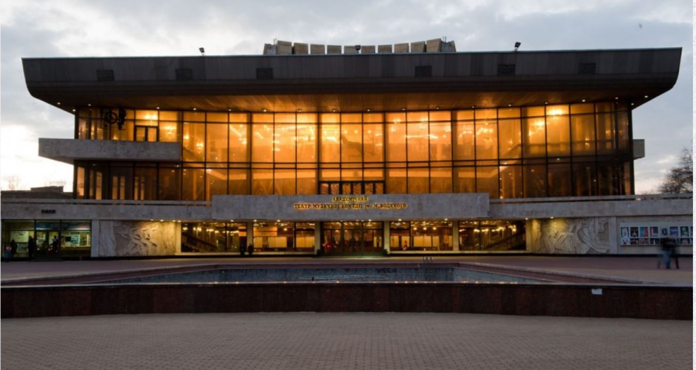 Рашисти можут вдарити по Одеському театру музкомедії – заявили, що на його даху ПЗРК. Міськрада показала, що там (ВІДЕО)