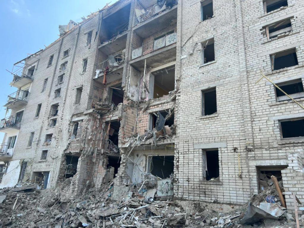 Після рашистського удару по багатоповерхівці у Вознесенську 7 поранених, з них 3 - діти (ФОТО) 1