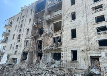 Після рашистського удару по багатоповерхівці у Вознесенську 7 поранених, з них 3 – діти (ФОТО)