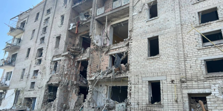 Після рашистського удару по багатоповерхівці у Вознесенську 7 поранених, з них 3 – діти (ФОТО)