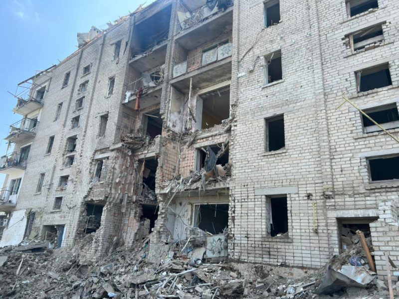 Після рашистського удару по багатоповерхівці у Вознесенську 7 поранених, з них 3 – діти (ФОТО)