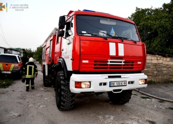 На Миколаївщині пожежі через обстріли, в Миколаєві на Південній горіла 5-поверхівка через паління (ФОТО, ВІДЕО)