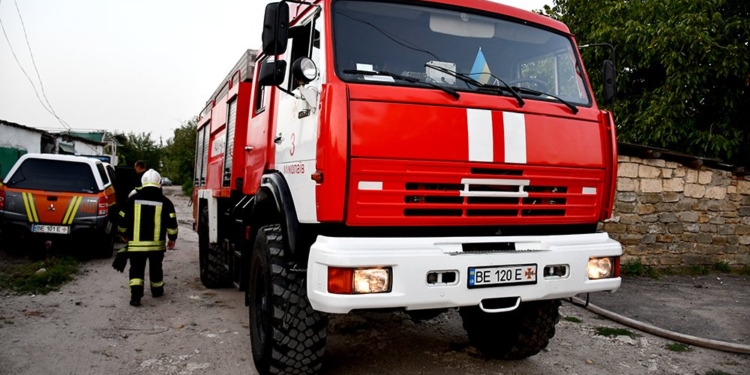 На Миколаївщині пожежі через обстріли, в Миколаєві на Південній горіла 5-поверхівка через паління (ФОТО, ВІДЕО)