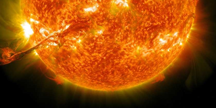 Гігантська комета врізалася в Сонце, – камера НАСА це засняла (ВІДЕО)