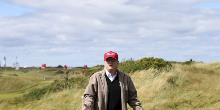 ФБР конфіскувало паспорти у Трампа. Чим це йому загрожує