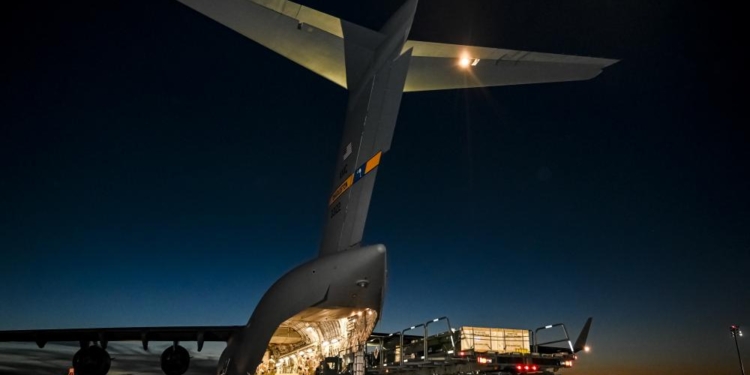 В США показали, як вантажать військову допомогу Україні (ФОТО)