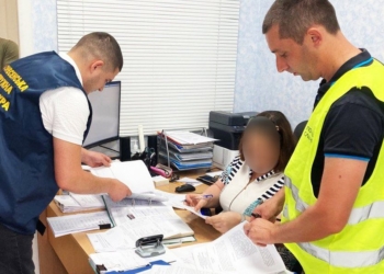 На Миколаївщині підозрюють у намірах чиновницю управління освіти – не скасувала тендер, де обрали дорожчу на 840 тис.грн. пропозицію