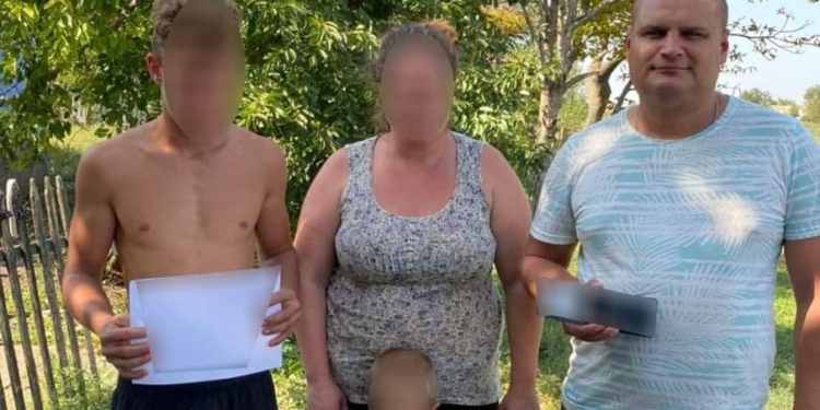 Мандрував автостопом: на Миколаївщині поліцейські  розшукали зниклого підлітка (ФОТО)