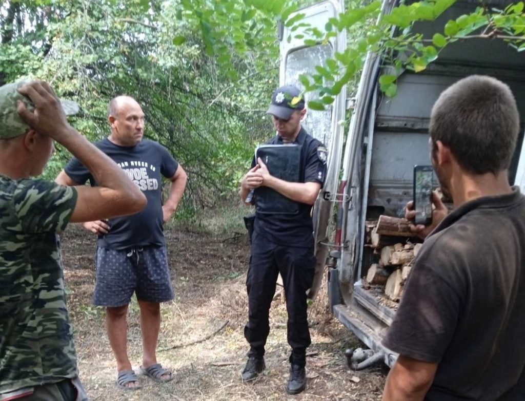На Миколаївщині в регіональному ландшафтному парку впіймали трьох «чорних лісорубів» - вони встигли спиляти 24 дерева (ФОТО) 16