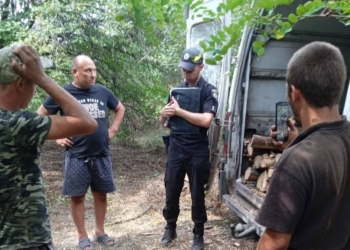 На Миколаївщині в регіональному ландшафтному парку впіймали трьох «чорних лісорубів» – вони встигли спиляти 24 дерева (ФОТО)