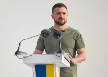 Ніколи не визнаємо чужих кольорів – Зеленський взяв участь у святкуванні Дня прапора (ВІДЕО)