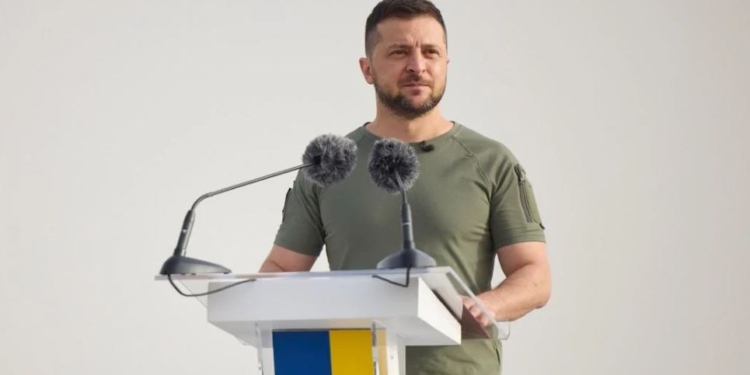 Ніколи не визнаємо чужих кольорів – Зеленський взяв участь у святкуванні Дня прапора (ВІДЕО)