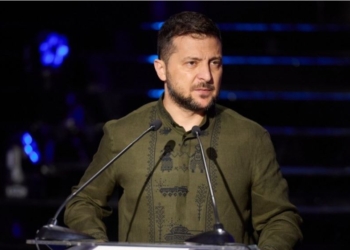 В світі хочуть вишиванку, як у Зеленського – з танчиками. Звідка така і скільки коштує (ФОТО)