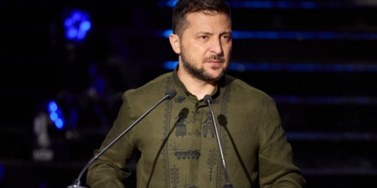 В світі хочуть вишиванку, як у Зеленського – з танчиками. Звідка така і скільки коштує (ФОТО)