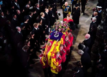 Труну королеви Єлизавети ІІ помістили в склепі перед приватним похованням