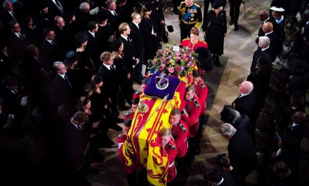 Труну королеви Єлизавети ІІ помістили в склепі перед приватним похованням