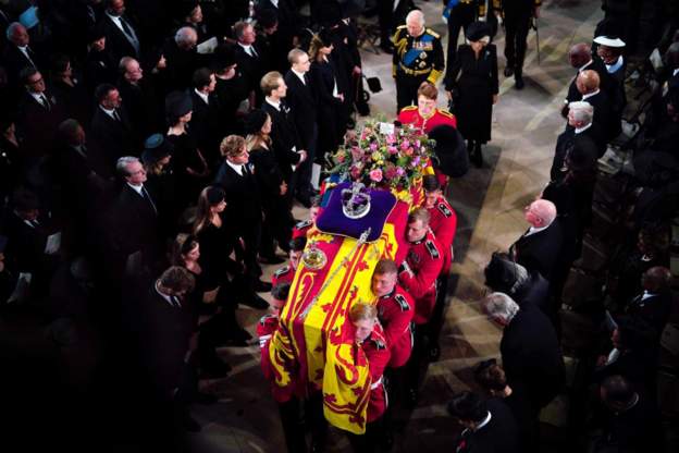 Труну королеви Єлизавети ІІ помістили в склепі перед приватним похованням