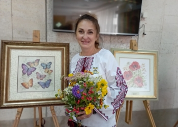 Перша з початку російського вторгнення: в Миколаєві відкрилась персональна виставка вишивальниці Єлизавети Козирєвої (ФОТО)