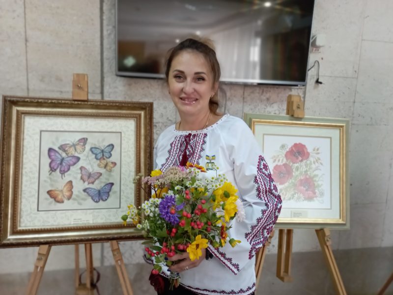 Перша з початку російського вторгнення: в Миколаєві відкрилась персональна виставка вишивальниці Єлизавети Козирєвої (ФОТО)