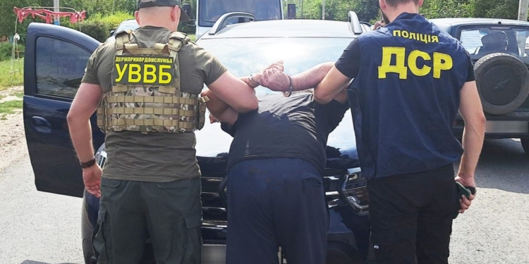 Організатору незаконного переправлення чоловіків за кордон суд в Миколаєві дав можливість вийти під заставку в 744 тис.грн.