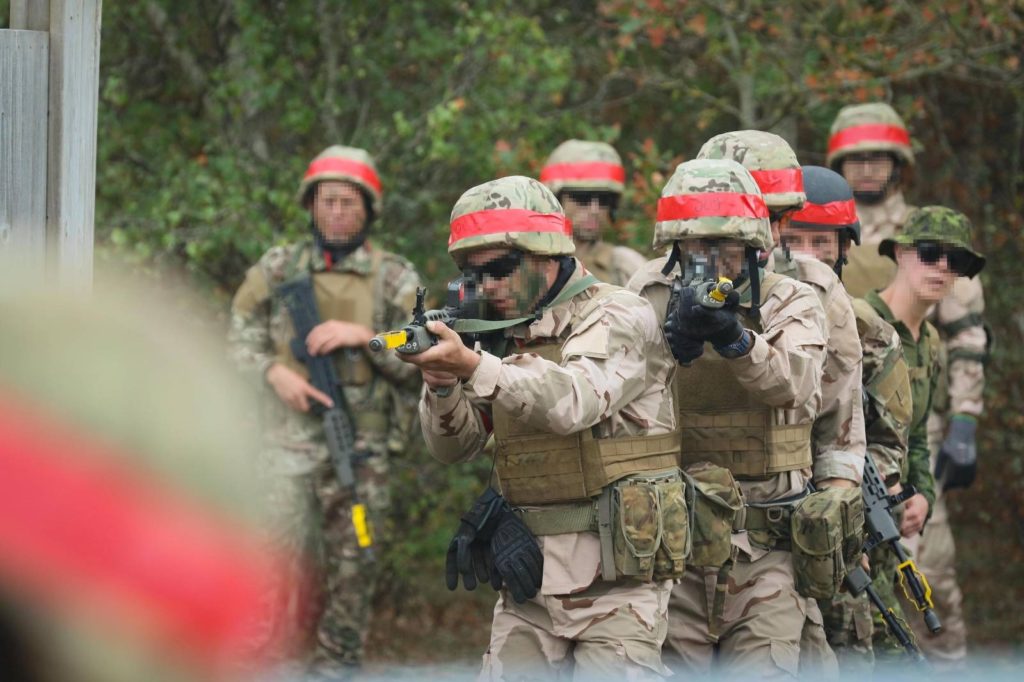 Близько 5 тисяч військовослужбовців ЗС України уже пройшли підготовку у Великій Британії (ФОТО) 3 Близько 5 тисяч військовослужбовців ЗС України уже пройшли підготовку у Великій Британії (ФОТО) 2