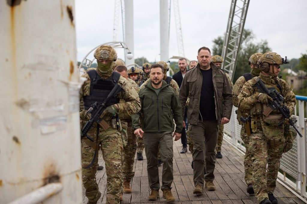 У звільнений від окупантів Ізюм приїхав Зеленський – щоб разом з десантниками підняти прапор України (ФОТО) 15