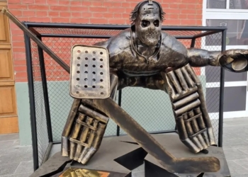 Яка країна, такі й пам’ятники: встановлений в москві моторошний пам’ятник хокеїсту Третьяку наче «ліпили» з маніяка Джейсона (ФОТО)