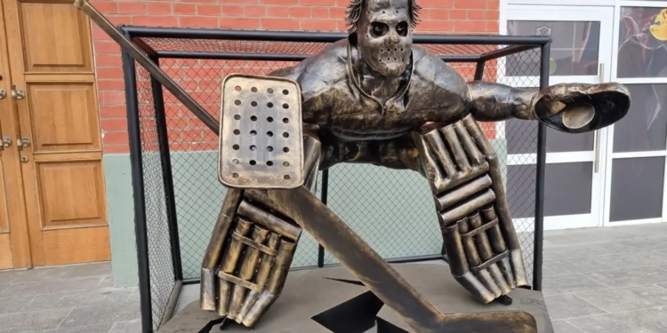 Яка країна, такі й пам’ятники: встановлений в москві моторошний пам’ятник хокеїсту Третьяку наче «ліпили» з маніяка Джейсона (ФОТО)