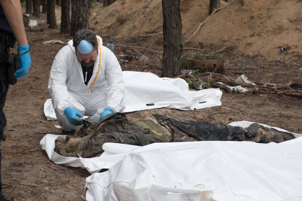 В Ізюмі знайшли ще 2 масових поховання 27