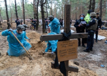В Ізюмі ексгумували тіло чоловіка з відрізаною мошонкою (ФОТО)