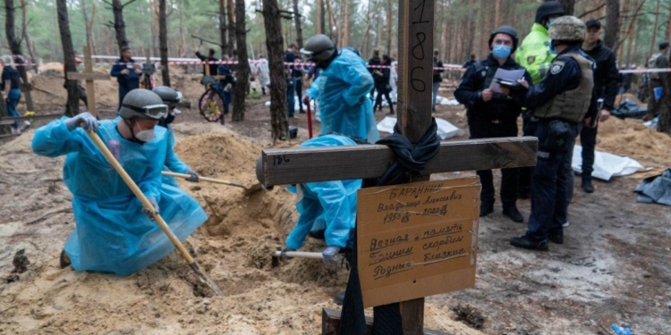 В Ізюмі ексгумували тіло чоловіка з відрізаною мошонкою (ФОТО)