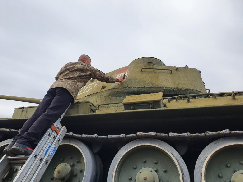 В Миколаєві на танку-пам’ятнику замалювали червону зірку (ФОТО, ВІДЕО) 2