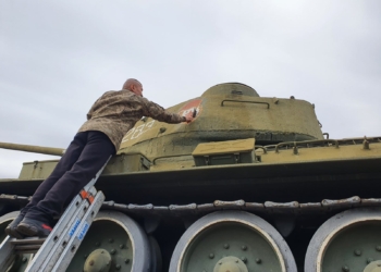 В Миколаєві на танку-пам’ятнику замалювали червону зірку (ФОТО, ВІДЕО)