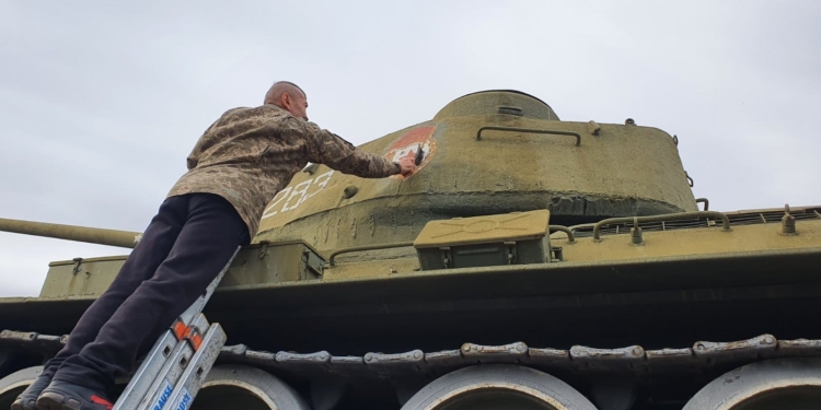 В Миколаєві на танку-пам’ятнику замалювали червону зірку (ФОТО, ВІДЕО)