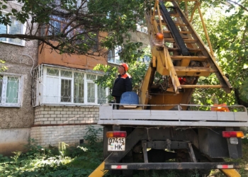 Миколаїв готується до опалювального сезону: комунальники закривають ОСБ-плитами пошкоджені російськими обстрілами вікна в багатоповерхівках (ФОТО)