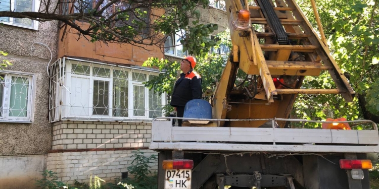 Миколаїв готується до опалювального сезону: комунальники закривають ОСБ-плитами пошкоджені російськими обстрілами вікна в багатоповерхівках (ФОТО)