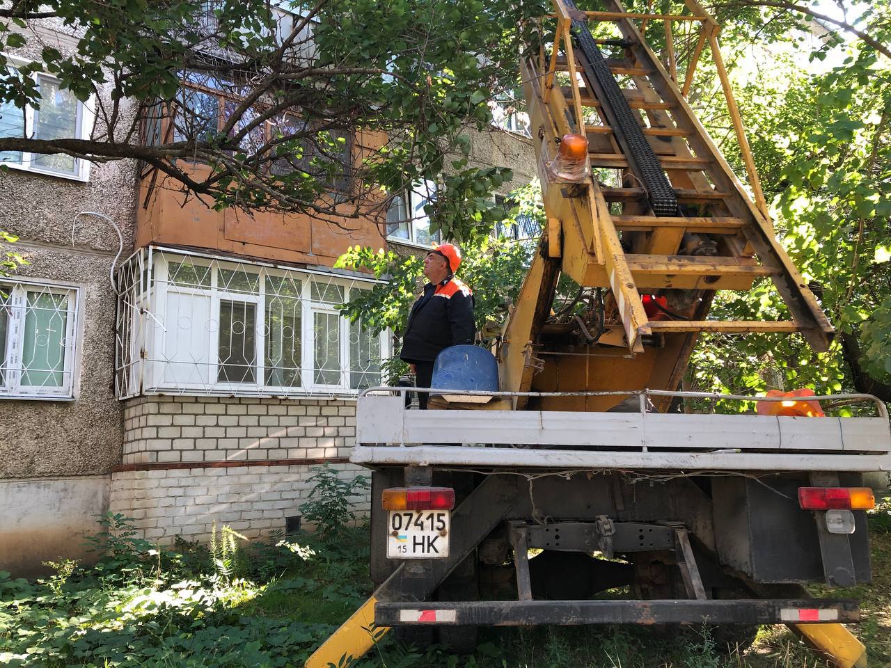 Миколаїв готується до опалювального сезону: комунальники закривають ОСБ-плитами пошкоджені російськими обстрілами вікна в багатоповерхівках (ФОТО)