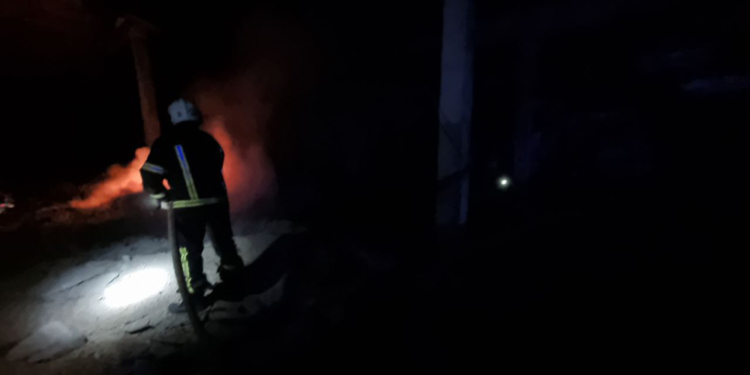 Через російські обстріли в Миколаєві спалахнув склад, а в Очакові – буксир. Гасили рятувальники (ФОТО)
