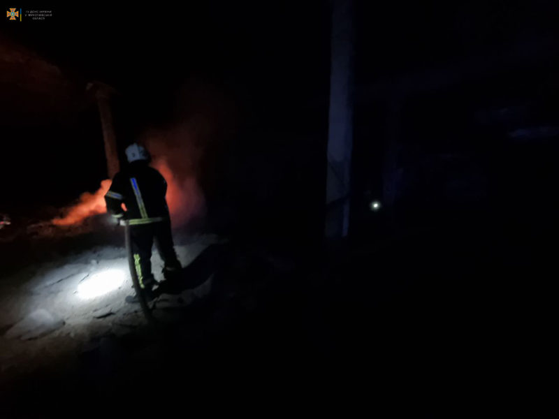 Через російські обстріли в Миколаєві спалахнув склад, а в Очакові – буксир. Гасили рятувальники (ФОТО)