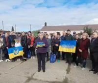 Переселенці зі Снігурівки вийшли на акцію протесту проти проведення референдуму в окупованому місті (ВІДЕО)