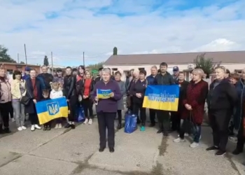 Переселенці зі Снігурівки вийшли на акцію протесту проти проведення референдуму в окупованому місті (ВІДЕО)