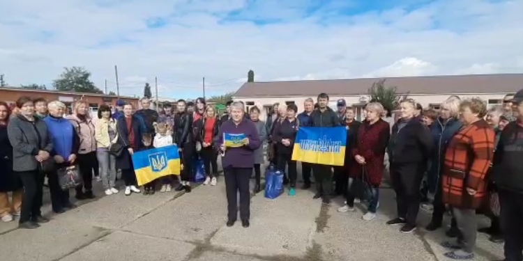 Переселенці зі Снігурівки вийшли на акцію протесту проти проведення референдуму в окупованому місті (ВІДЕО)